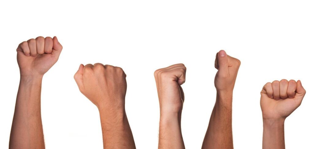 Professionele dagvoorzitter die publiek activeert en interactie bevordert op een modern evenement