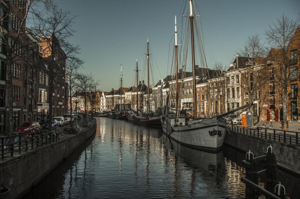 Informatieve afbeelding over Groningen's laatste nieuws en beleidswijzigingen in onderwijs, vervoer en economie