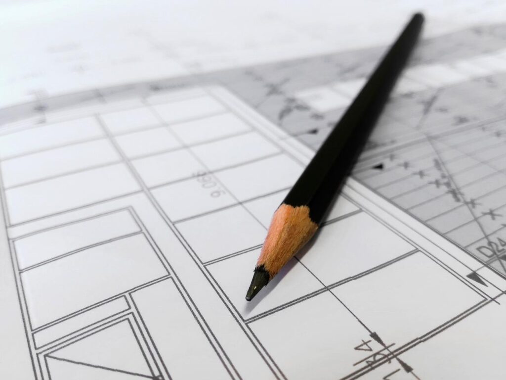 Architect in Spijkenisse werkt aan duurzaam ontwerp voor moderne gebouwen naast historische architectuur