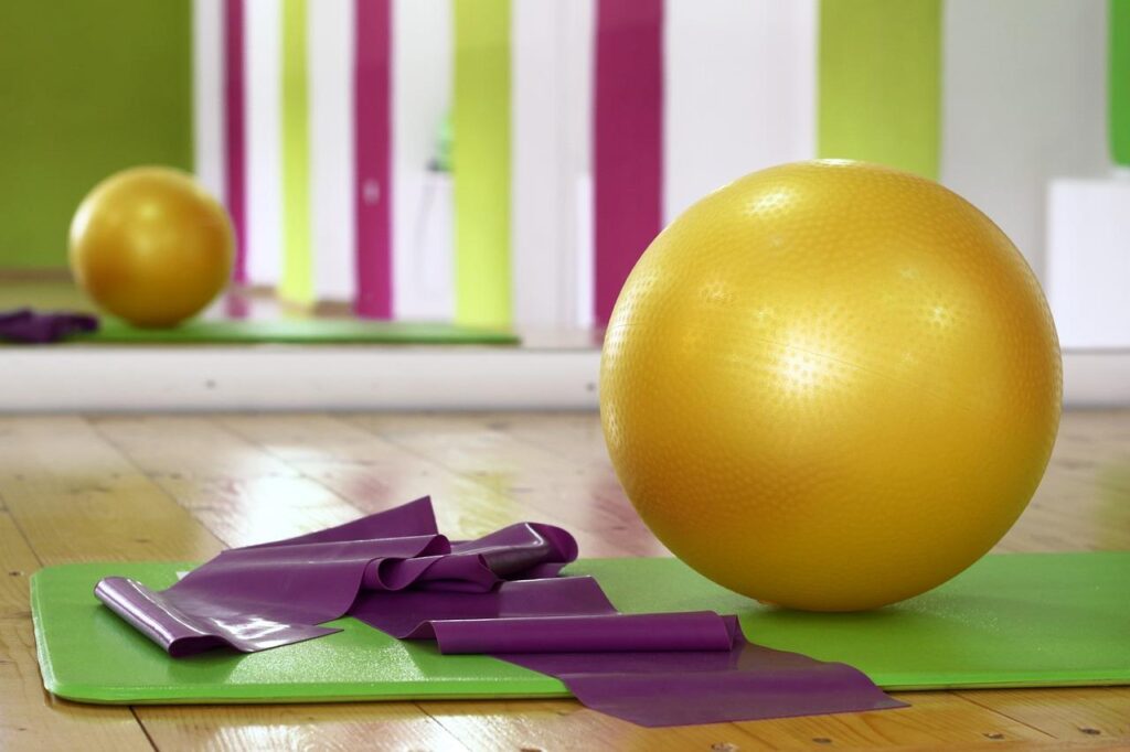 Sportschool Groningen met moderne cardio- en krachttrainingsapparatuur in een heldere, ruime fitnessruimte voor gezondheid