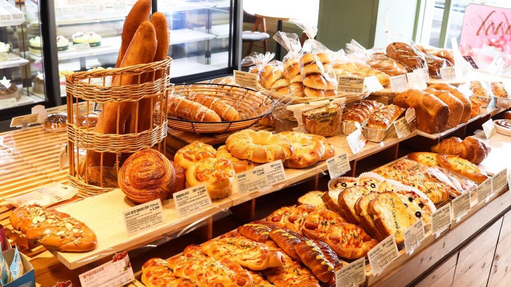 Vers gebakken brood en croissants in de bakkerij in Gouda, met ambachtelijk bereide specialiteiten en seizoensgebonden delica