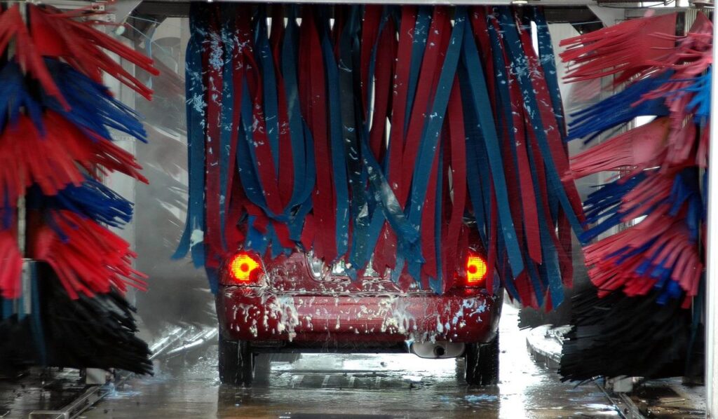 Professionele carwash in Oss met modern wasapparatuur voor grondige autoreiniging en onderhoud