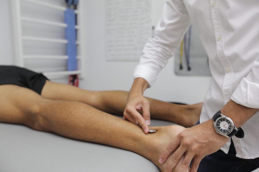 Fysiotherapeut behandelt patiënt met gerichte oefeningen in Wageningen voor optimaal herstel en gezondheid